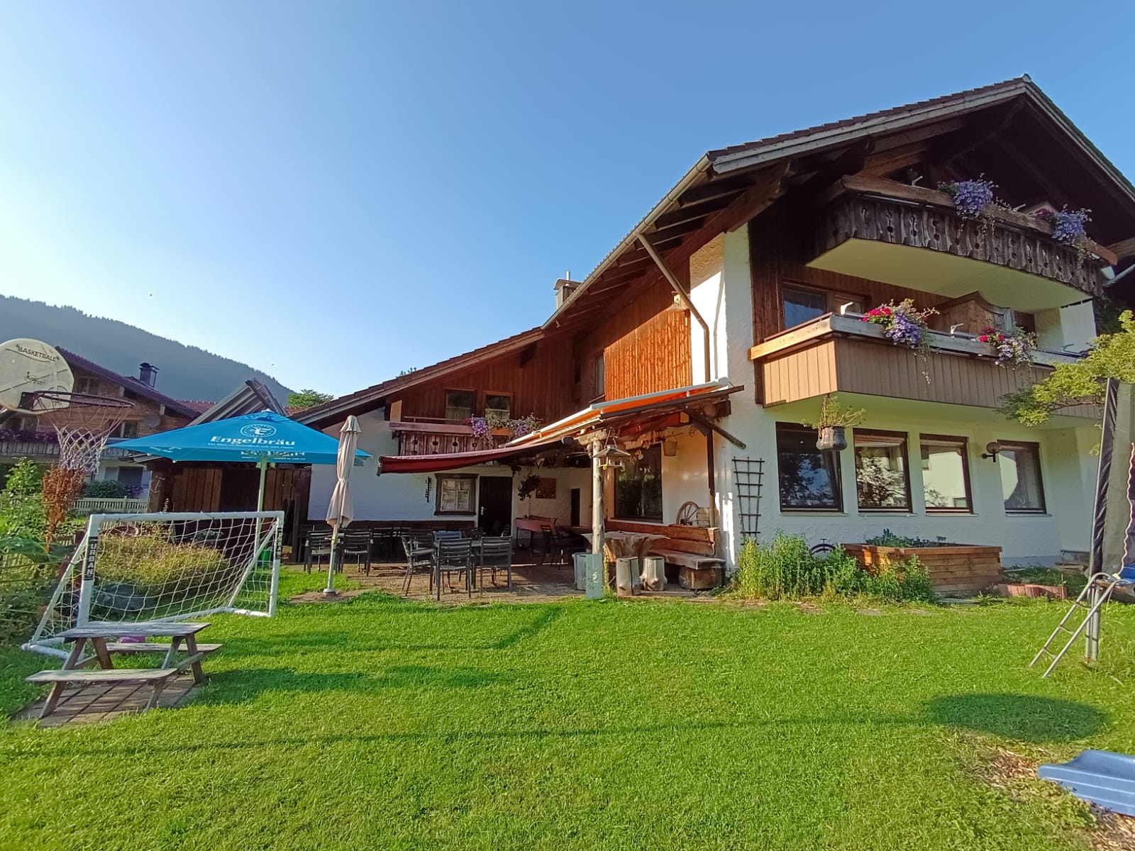 Sonnenterrasse des Cafe Dorfpension Alpenrose